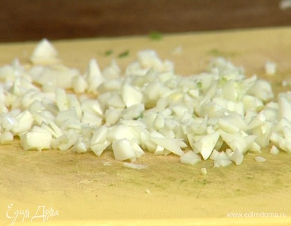 Яичный белок порубить как можно мельче.