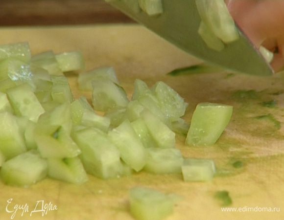 Огурцы и яблоко нарезать небольшими кубиками.