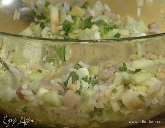 Соединить сельдь, авокадо, яблоко, огурцы, измельченный белок и лук, добавить 3 ст. ложки отваренного риса, все перемешать.
