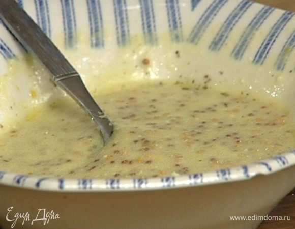 Приготовить заправку: растереть вареный желток, добавить сок лимона, растительное масло, горчицу, майоран, соль и перец, все перемешать.