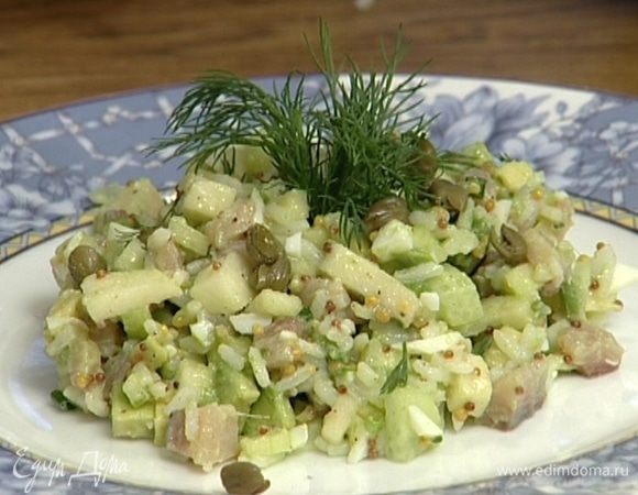 Заправить салат и украсить веточками укропа.