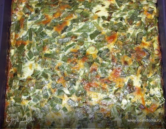 Зелень мелко порезать.Сыр потереть на тёрке и перемешать с яйцами и сливками.Добавить соль,перец.Зелень залить сырно-яичной смесью и тщательно перемешать.Выложить в форму и выпекать в разогретой до 180С духовке 30-40мин.