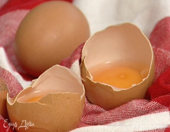 Белки отделить от желтков таким образом, чтобы желтки остались в скорлупках. 