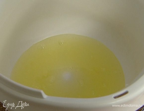 Взбить белки со щепоткой соли в крепкую пену. 