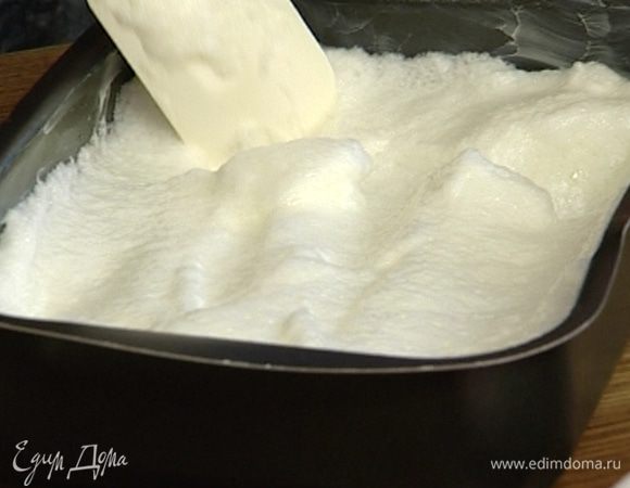 Выложить белки в смазанный сливочным маслом противень, разровнять деревянной лопаткой и сделать 6 углублений на максимальном расстоянии друг от друга.