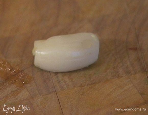 Чеснок почистить.