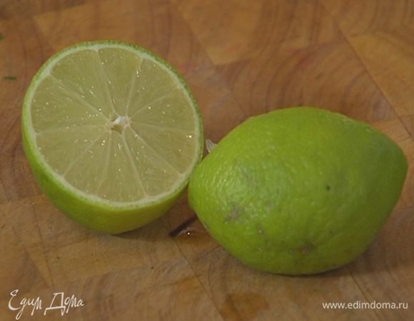 Добавить сок лимона и лайма, посолить. 