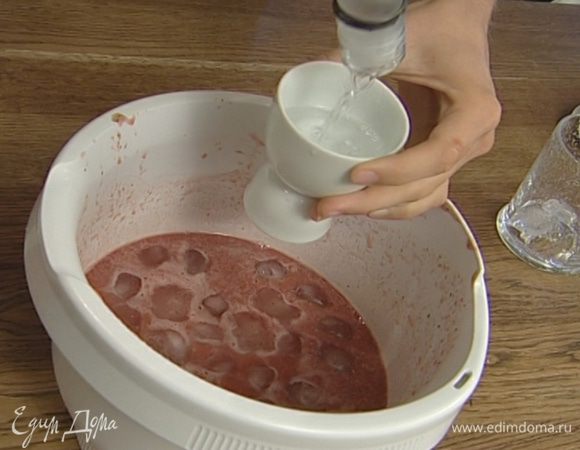 Влить водку, перемешать.