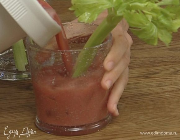 Перелить коктейль в широкие стаканы, добавить лед, украсить сельдереем.