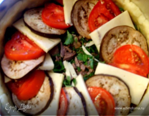 2-слой укладываем попеременно сыр- помидоры-баклажан и так пока не закроем мясо полностью