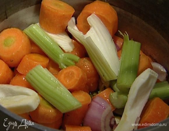 Морковь, лук, фенхель и сельдерей крупно нарезать и отправить в кастрюлю к чесноку и чили. Потомить все вместе 2–3 минуты.