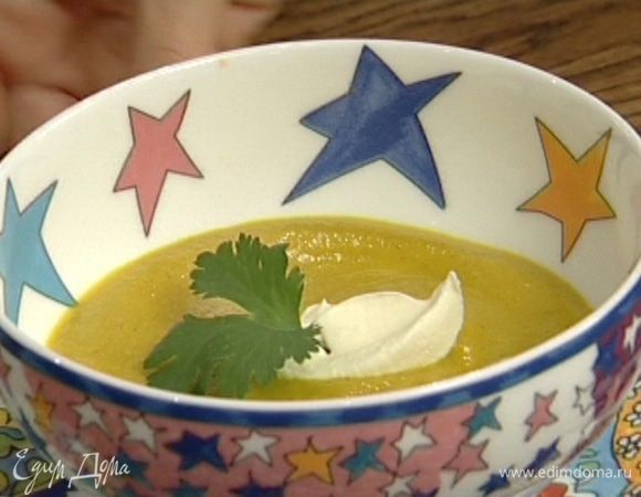 Протереть через сито, перелить в кастрюлю и слегка прогреть. Подавать со сметаной, украсив листиком кинзы.