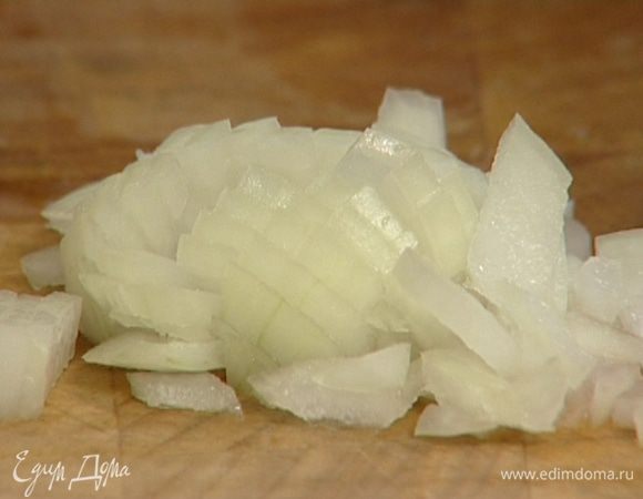 Лук почистить и мелко нарезать.