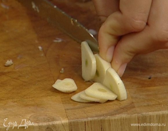 Чеснок почистить и мелко порезать.