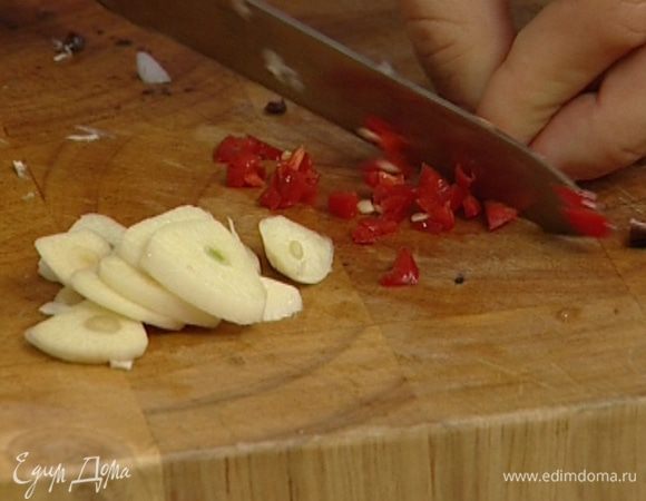 Перец чили, удалив семена, мелко порубить.