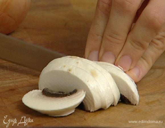 Шампиньоны нарезанть тонкими пластинками.