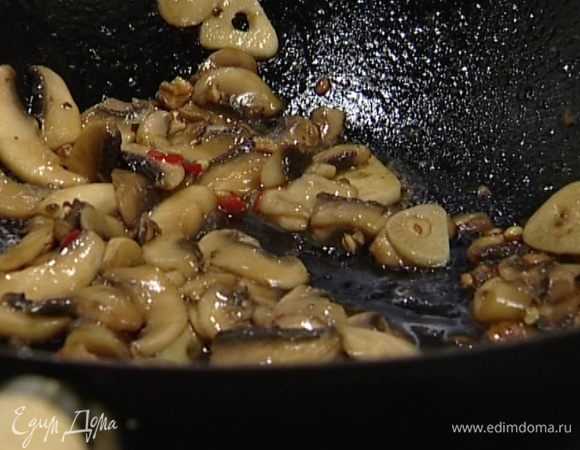 Разогреть в сковороде вок растительное масло. Добавить кардамон, чеснок, перец чили, сахар, лимонный сок, соевый соус, шампиньоны и оставшиеся сухие грибы, тоже измельчив их пальцами.