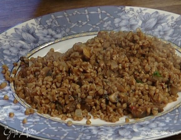 Жарить все 2–3 минуты, затем добавить готовую гречку и перемешать.