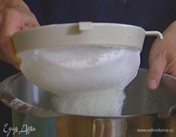 Муку просеять через сито.