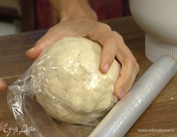 Выложить тесто на посыпанную мукой рабочую поверхность и вымесить руками, а затем отправить на час в холодильник.