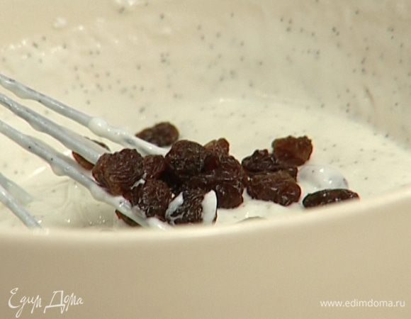 Приготовить начинку: соединить 350 г творога с сахаром и яичным белком, добавить изюм, несколько капель ванильного экстракта, все перемешать. 