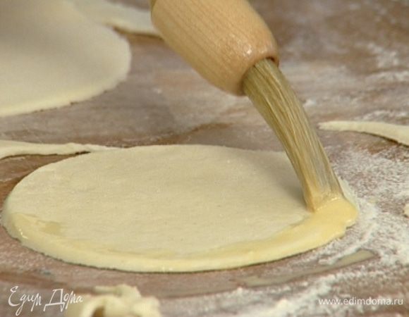 Желток взбить с молоком и смазать края теста. 