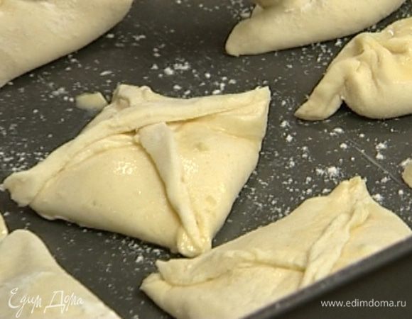 Слепить пирожки (так, как вы привыкли!) и сверху смазать их желтком с молоком. 