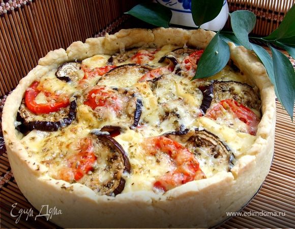 Выпекать при 200С, 35-40 минут. Помните я переживала, что мой пирог может получится сухим? Так вот он получился даже лучше чем я себе представляла, помидоры дали сок, а сыр растаял и получилась вкусная сочно-тянучая начинка))))