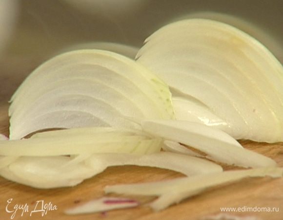 Лук почистить и нарезать полукольцами.