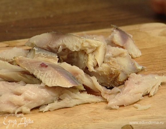 С рыбы снять подкопченную кожу, освободить от костей и разделить на крупные куски.