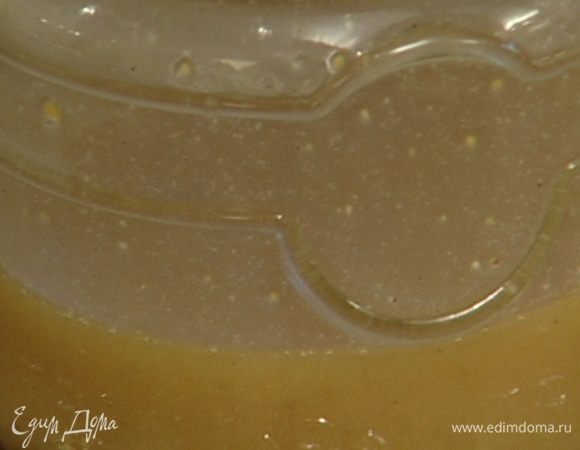 Приготовить заправку, смешав тыквенное и ореховое масло, винный уксус, горчичный порошок, перец и соль.