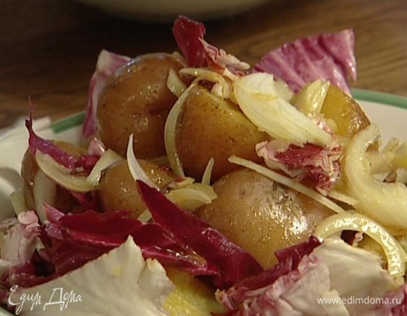 Выложить салат на подогретое блюдо, сверху разложить кусочки рыбы, сбрызнуть оливковым маслом.