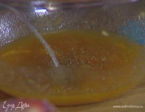 Приготовить маринад, соединив лимонный сок, рисовый уксус, измельченный перец чили, 3 ст. ложки тростникового сахара и раздавленный чеснок.