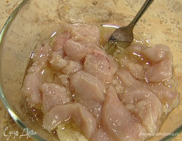 Курицу вымыть, просушить и нарезать небольшими кусочками. Опустить в маринад и оставить в нем на час.