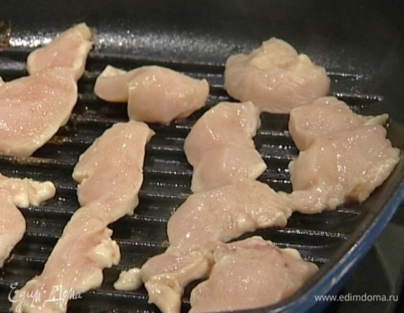 Добавить в маринад кунжутное масло, перемешать и обжарить кусочки курицы на разогретой сковороде-гриль с обеих сторон.