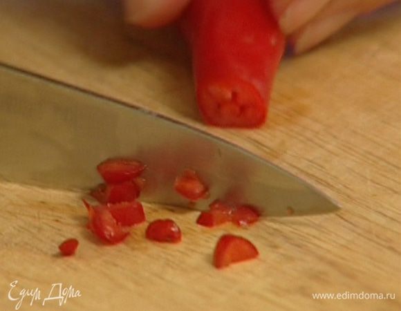 Перец чили мелко нарезать.