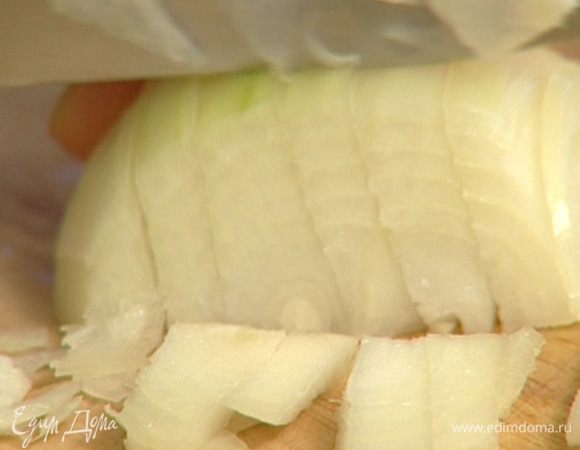 Лук и оставшийся чеснок почистить и мелко нарезать.