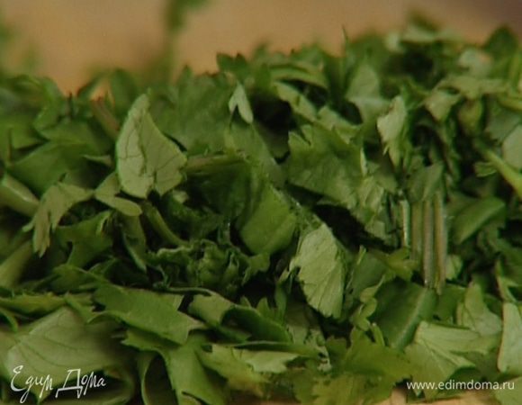 Кинзу мелко порубить.