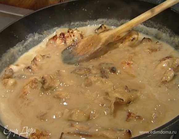 Добавить имбирь и щепотку тростникового сахара, арахисовое масло, влить 100–150 мл воды. Отправить в этот соус обжаренную курицу и половину зелени кинзы, потушить несколько минут.