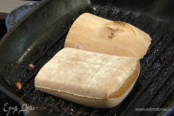 Разрезать чиабатту пополам и обжарить в тостере, на сковороде-гриль или в духовке без масла.