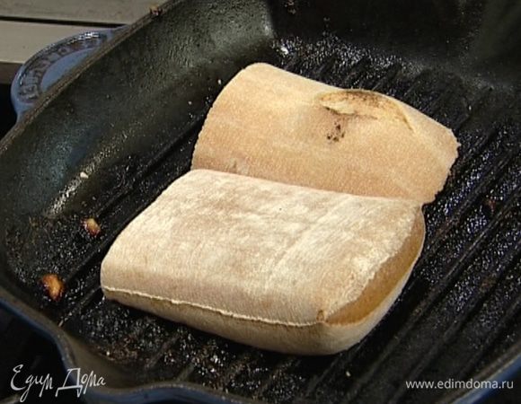 Разрезать чиабатту пополам и обжарить в тостере, на сковороде-гриль или в духовке без масла.