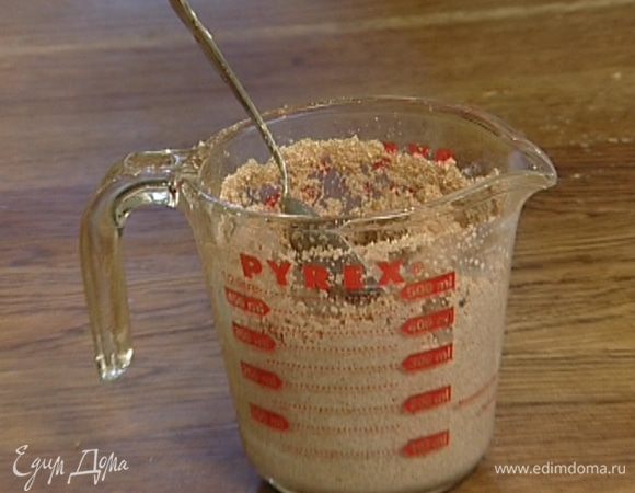 Отруби всыпать в молоко и оставить на несколько минут набухать.