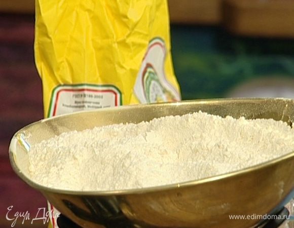 Муку просеять вместе с разрыхлителем и солью.