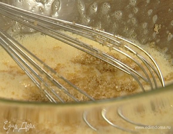 Яйца взбить с сахарной пудрой и коричневым сахаром.