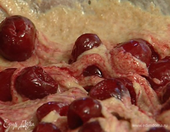 Добавить к яйцам муку, растительное масло, отруби, соду, погашенную лимонным соком, и вишню (предварительно отделив косточки). Все тщательно перемешать.