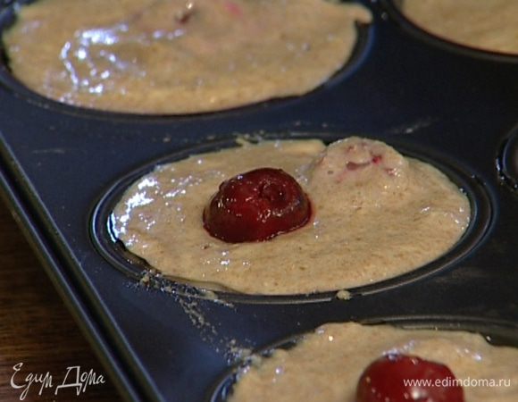 Смазать формочки для кексов растительным маслом и выложить в них тесто.