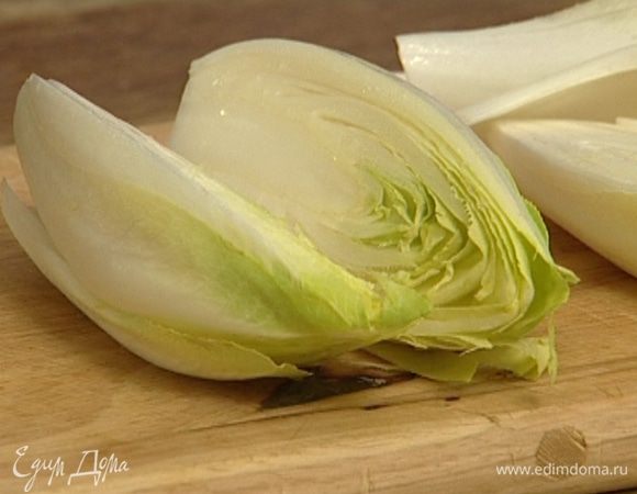 Цикорий разрезать вдоль пополам.