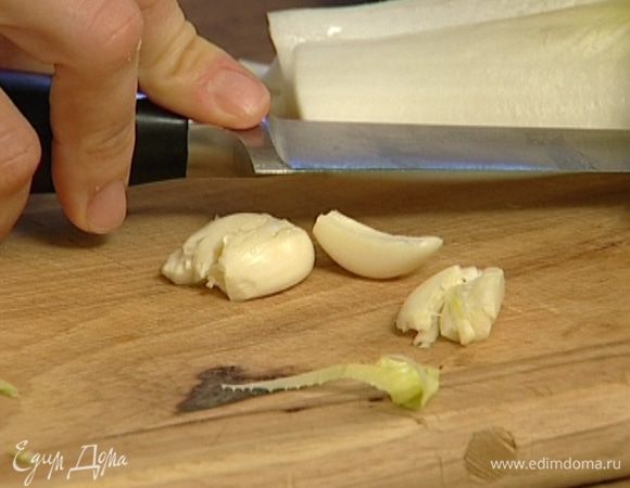 Чеснок почистить и раздавить плоской стороной ножа.