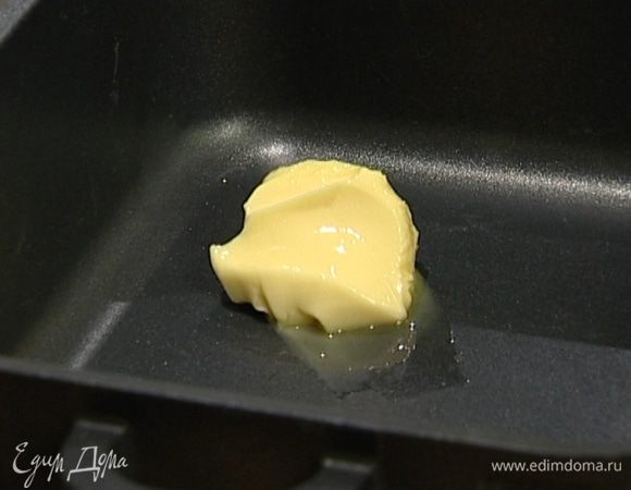 Растопить в жароупорной форме сливочное масло и слегка обжарить чеснок.