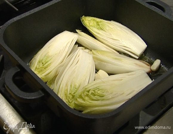 Выложить в форму цикорий и обжарить с обеих сторон до золотистого цвета.